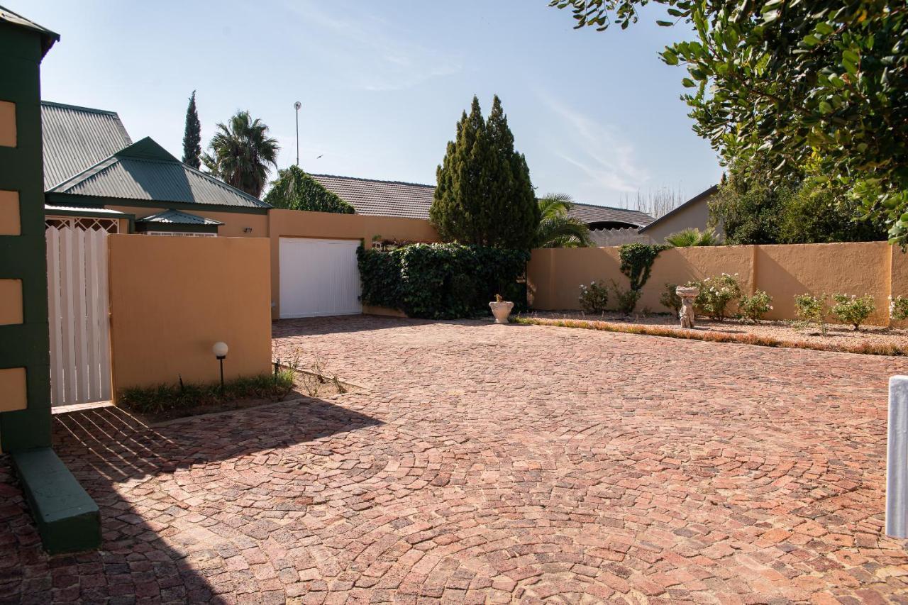 Roses And Pebbles B & B Guest House Klerksdorp Εξωτερικό φωτογραφία