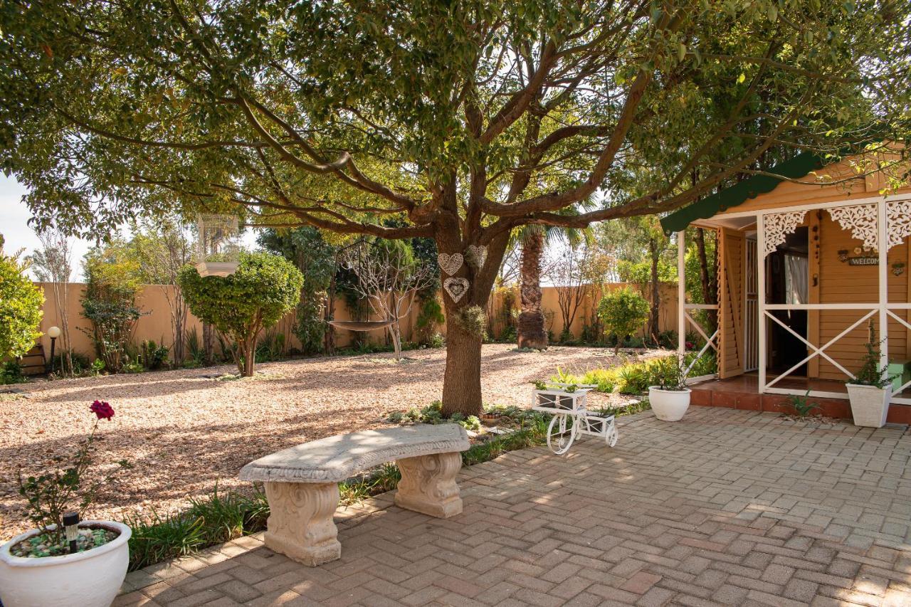 Roses And Pebbles B & B Guest House Klerksdorp Εξωτερικό φωτογραφία